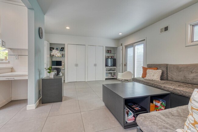 Building Photo - 1704 San Anselmo Ave