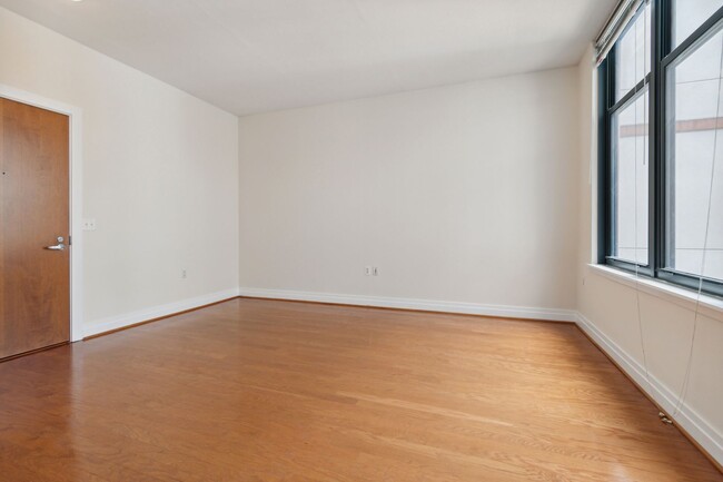 Building Photo - Available Now! // 1 Bedroom 1 Bathroom // ...