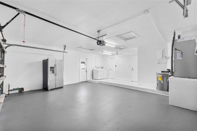 Building Photo - 2443 NE 26th St