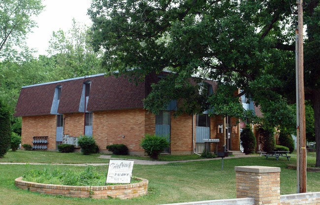 Building Photo - Twin Coach Apartments