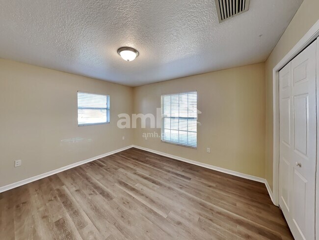 Building Photo - 1004 Lantana Dr