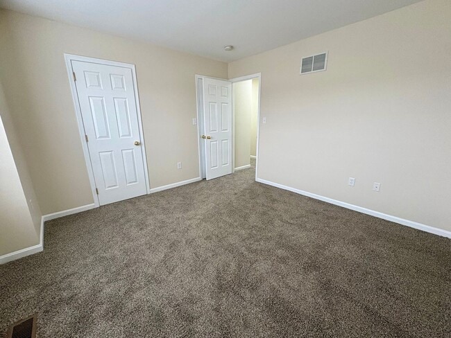 Building Photo - 3 Bedroom 2.5 Bathroom in York!