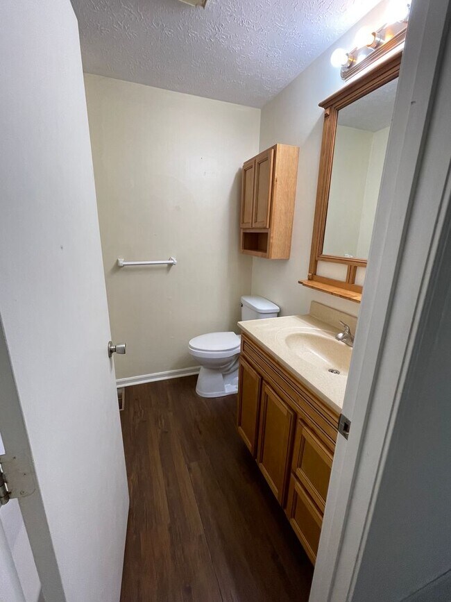 Building Photo - 257 University Dr