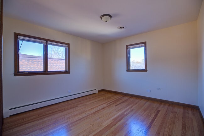 Building Photo - 5715 N Cicero Ave