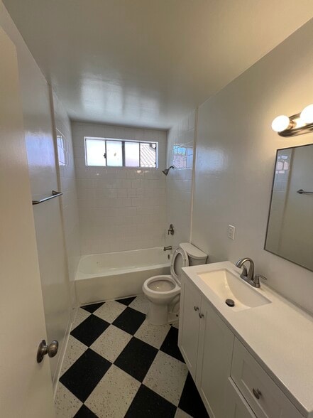 Building Photo - 5942 Malabar St