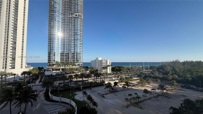 Building Photo - 100 Bayview Dr