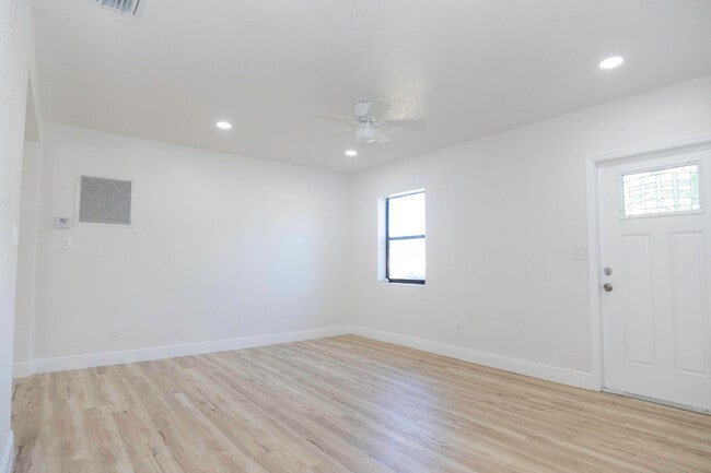 Building Photo - 924 NW 11th Ct