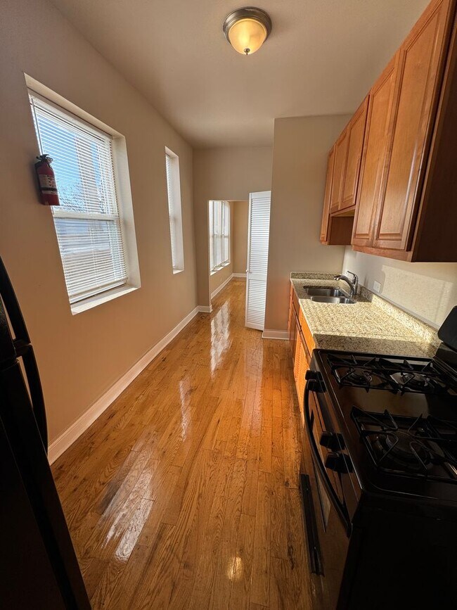 Building Photo - 6507 S Ingleside Ave