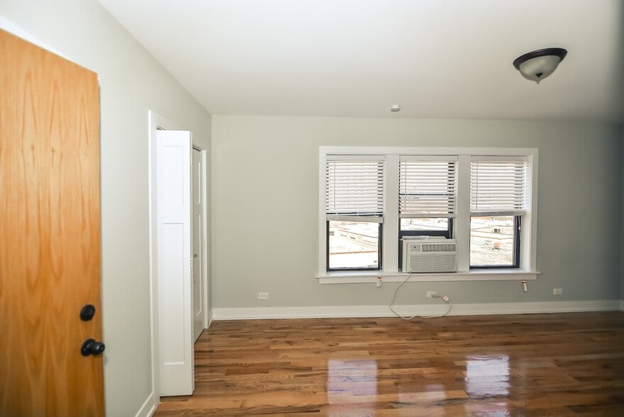 Building Photo - 555 W Arlington