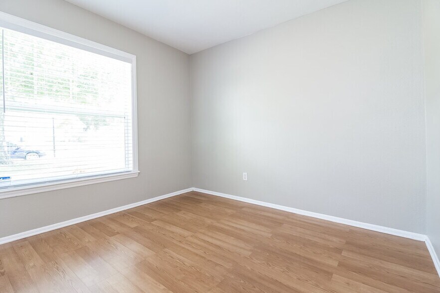 Building Photo - 1042 Alpug Ave