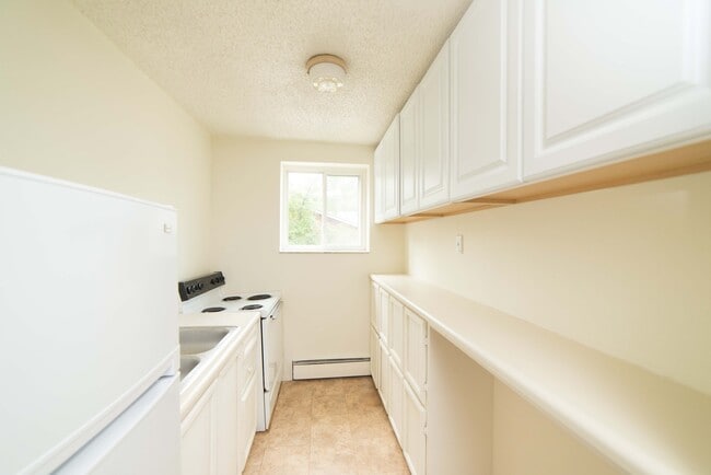 Interior Photo - Colonial Commons