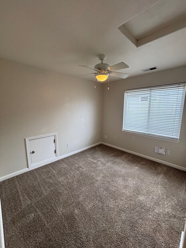 Building Photo - 3 Bedroom 2.5 Bathroom Single Family Home located in Northwest Santa Rosa