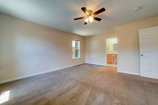 Building Photo - Spacious home in NE Bend!  4 bedrooms!