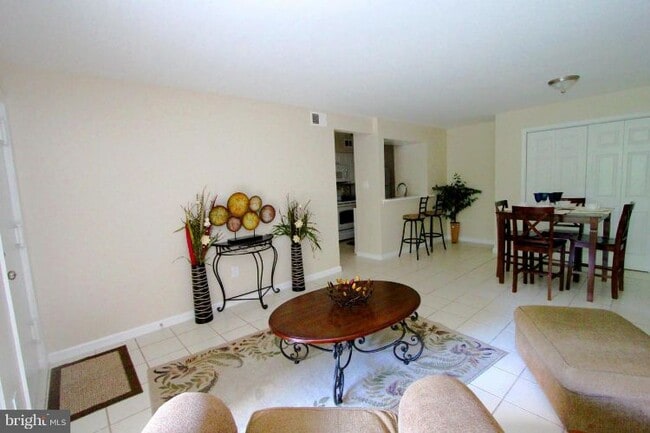 Building Photo - 5818 Royal Ridge Dr