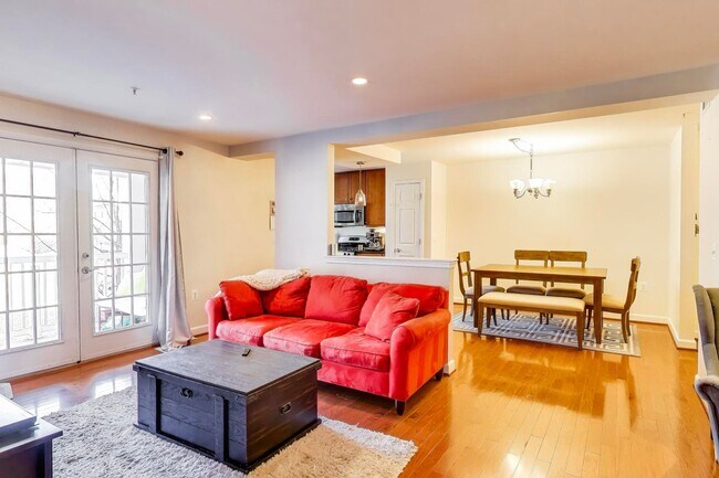 Building Photo - Light-filled 2bd/2ba right on S Four Mile Run $2850