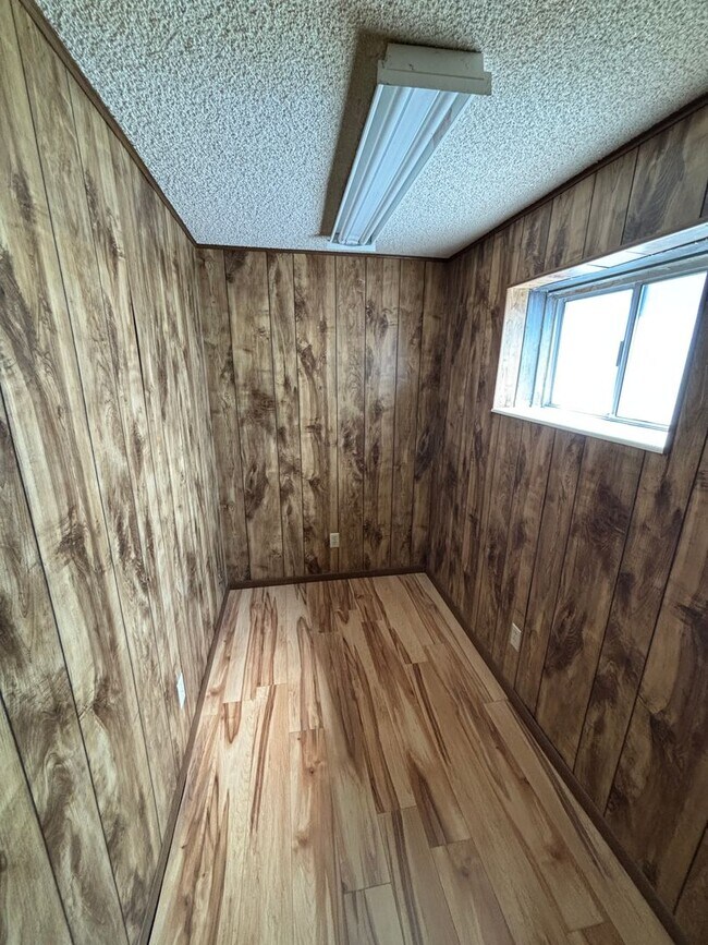 Building Photo - Nice Rambler home with a finished basement in desirable neighborhood