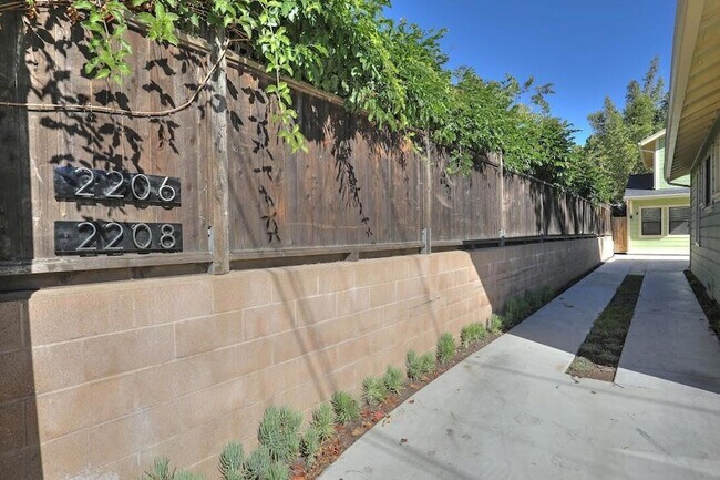 Building Photo - 2206 Parkway Dr