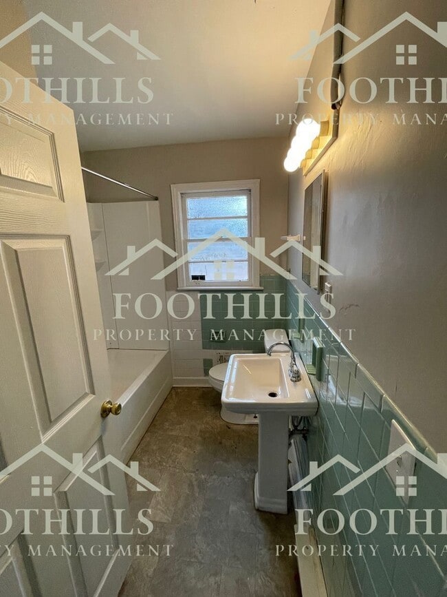 Building Photo - 204 Pine Ln