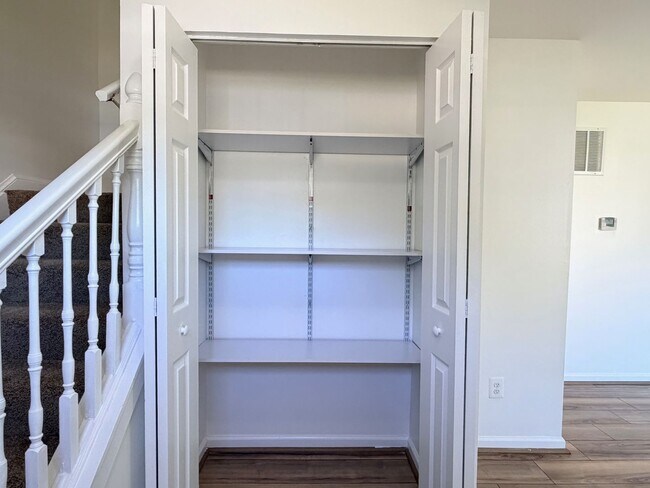 Building Photo - Spacious & Updated Pasadena Townhome for Rent
