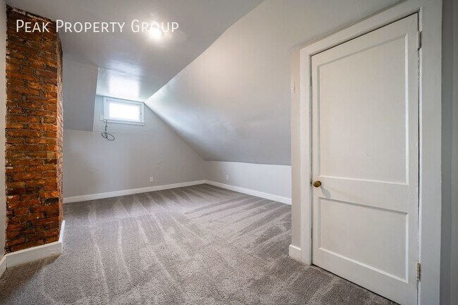 Building Photo - Available Now!! Located in Victorian Villa...