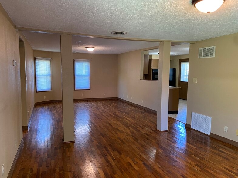 Building Photo - 208 E Maiden Ln