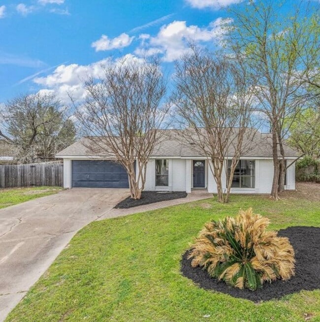 Building Photo - College Station - 3 bedroom - 2 bath house with garage and fenced back yard.