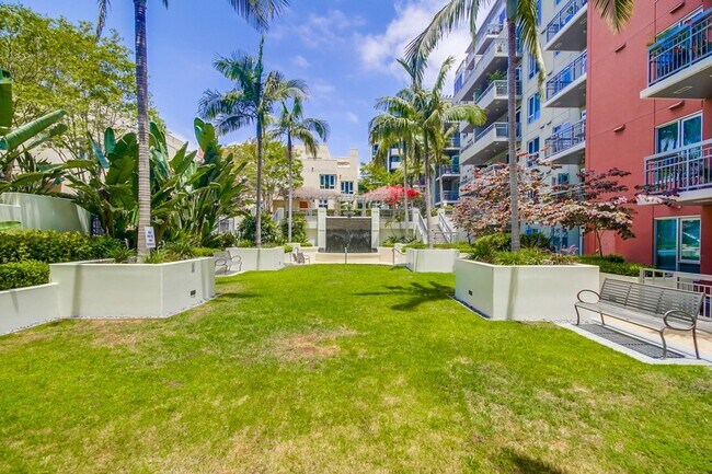 Building Photo - Modern 2 bed / 2 bath Condo in Little Ital...