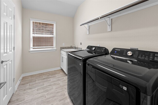 Building Photo - 25119 Sundance Park Ln