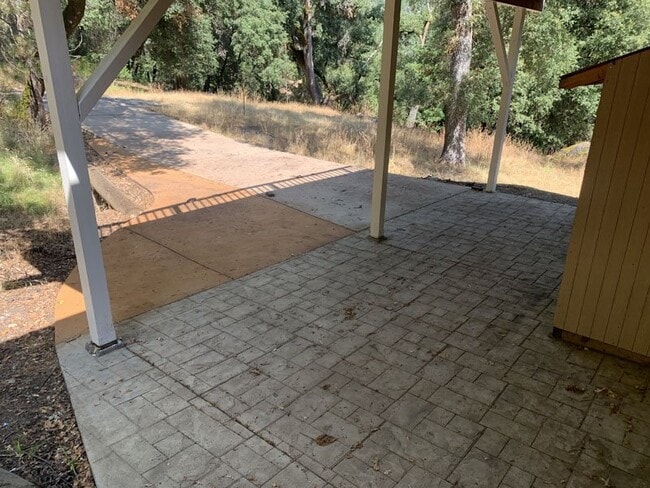 Building Photo - Beautiful custom home on 2.5 private acres!