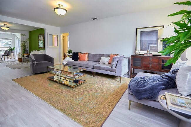 Building Photo - 411 NE 88th St