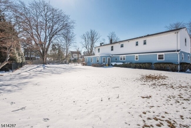 Building Photo - 10 Cardinal Ln