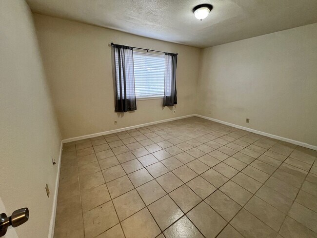 Building Photo - ground floor 1 bedroom condo!