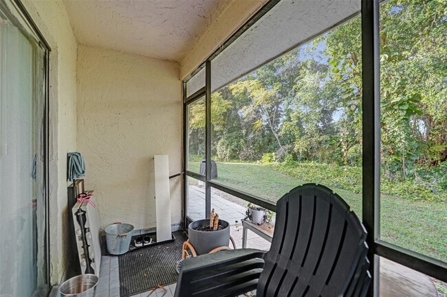 Building Photo - 9851 Riverside Dr