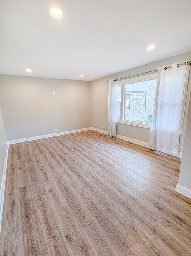 Building Photo - 9027 Skyline Dr