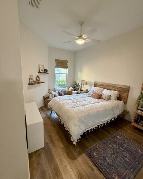 Building Photo - 2025 Bridgepointe Cir