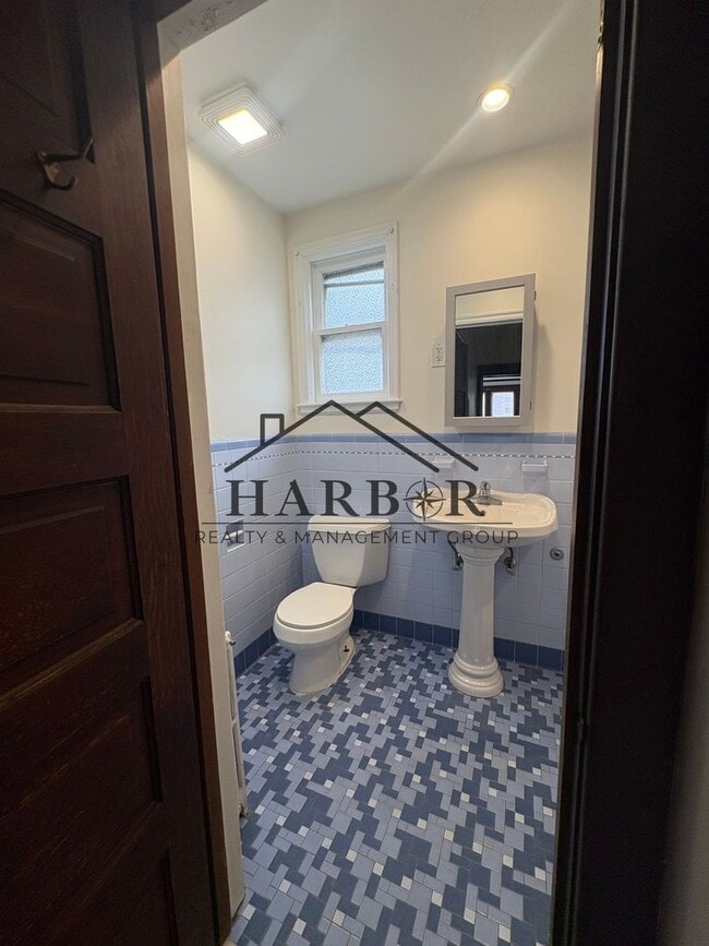 Building Photo - 711 1st Dr NW