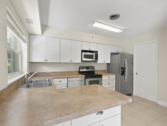 Building Photo - 956 Tulip Ln