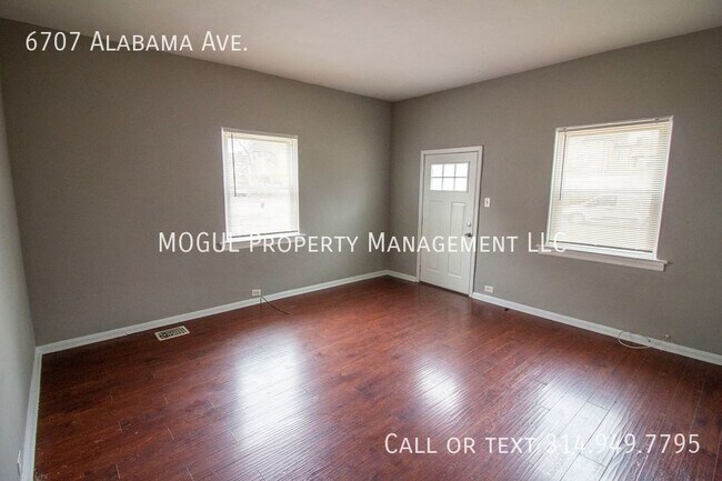 Building Photo - 3 Bed 1.5 Bath HOUSE!!! Huge fenced backya...