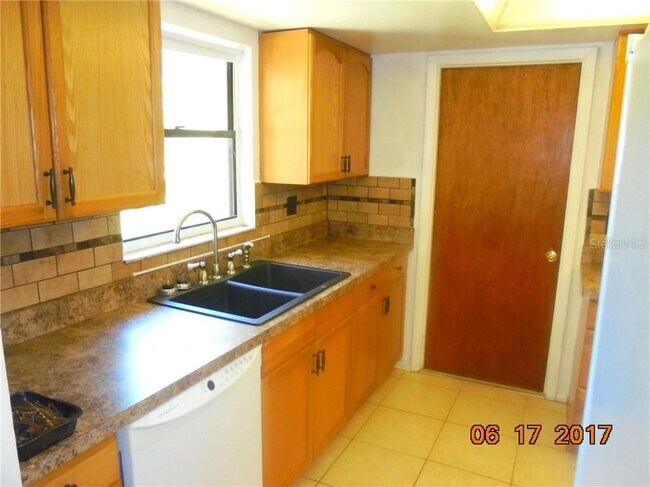 Building Photo - 902 Plum Tree Ln