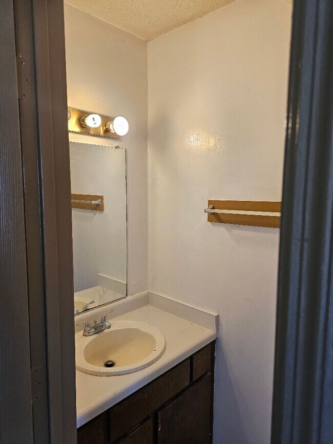 Building Photo - 2 BR TOWNHOME