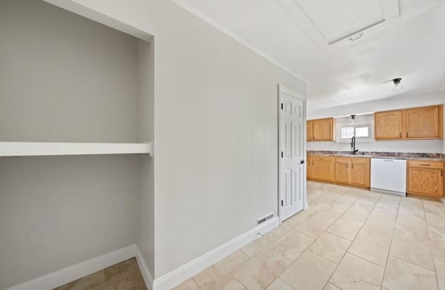 Building Photo - 1282 Summit Dr