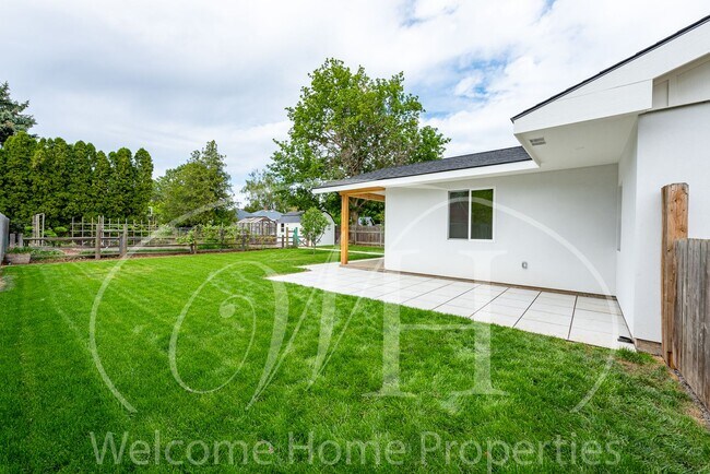 Building Photo - Country Living in Gorgeous 2 Bedroom Home Near Town