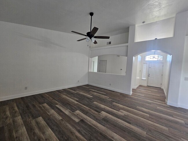 Building Photo - 4 Bedroom 2 Bath