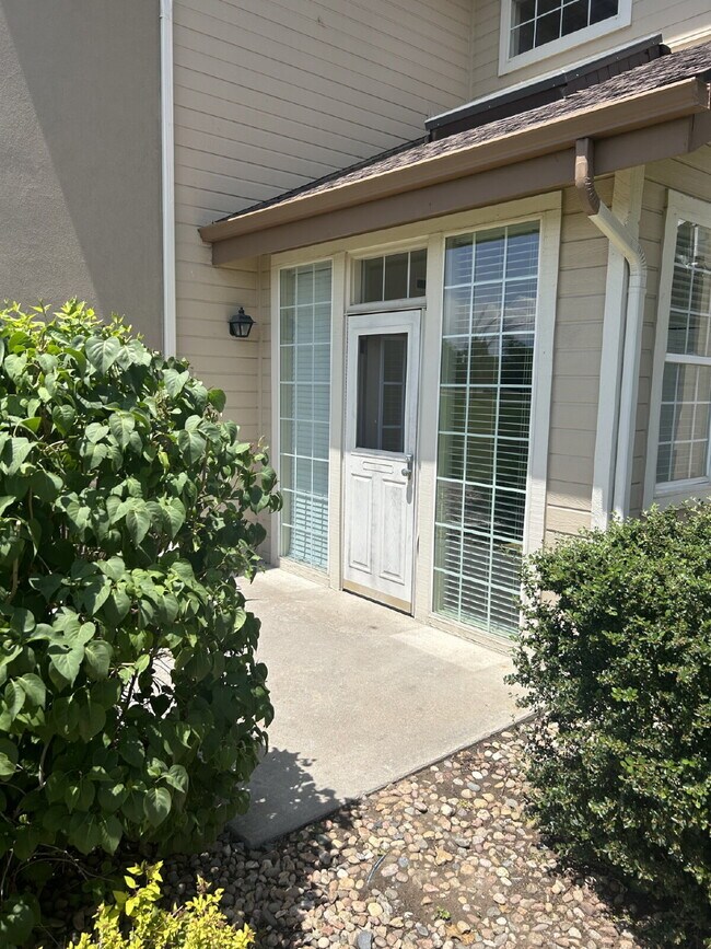 Building Photo - "Chic & Spacious 2-Bed, 2-Bath Condo with ...