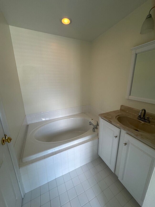 Building Photo - Stylish End-Unit Townhome on  Oakridge Lane – Hellertown, PA