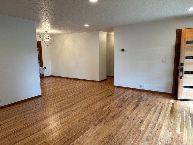 Building Photo - GORGEOUS RANCH STYLE HOME ON HUGE MANICURED LOT IN GARDEN HOME IN SW PORTLAND