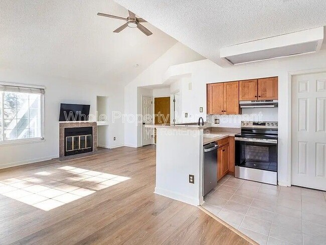 Building Photo - 886 S Reed Ct
