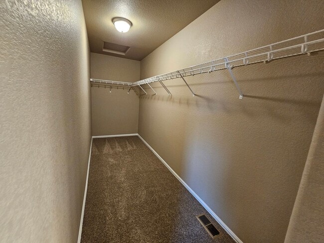 Building Photo - 3 bed-3 bath Townhome with AC!!!