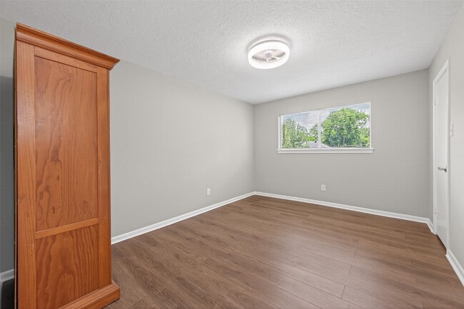 Building Photo - 105 Glenmora Ct