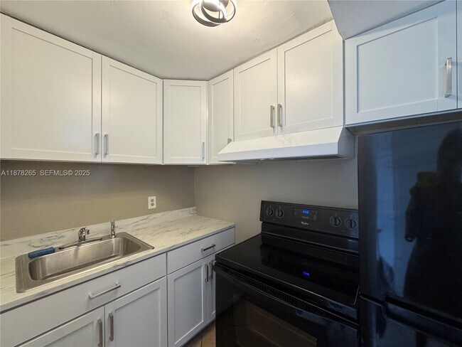 Building Photo - 899 West Ave